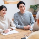 親子が穏やかにテーブルで向き合い相続について話し合う様子・家族の安心のための親への相続相談のイメージ