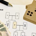 遺言書と家族写真が並ぶテーブルのイメージ・相続準備と生前の話し合いの重要性