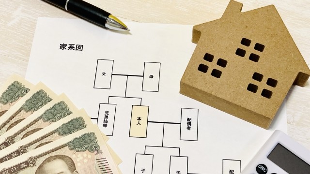 遺言書と家族写真が並ぶテーブルのイメージ・相続準備と生前の話し合いの重要性